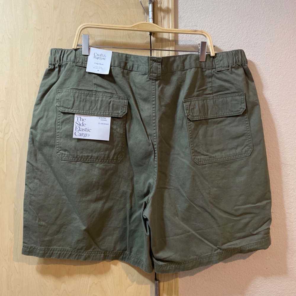 Men’s NWT Side Elastic Cargo Shorts- 44 inch waistline- 7.5 inseam- lots of pock - Picture 3 of 6